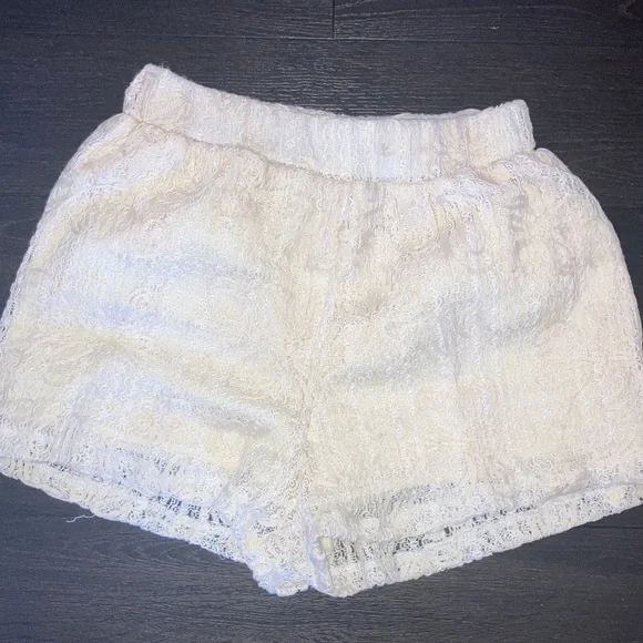 Lace Two-Piece Set in Cream - Picture 9 of 12